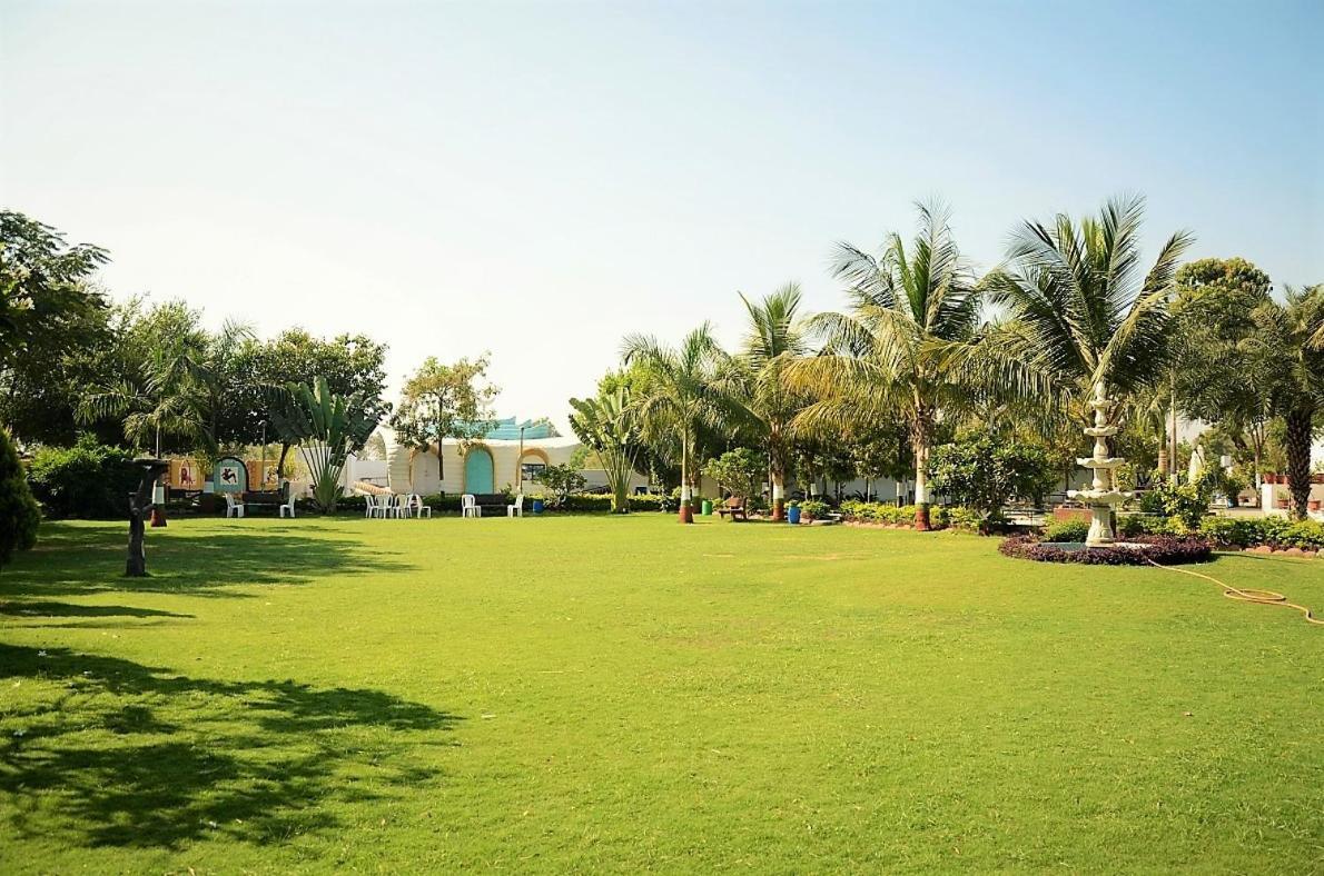 Royal Club&Resort Ahmedabad Exterior foto