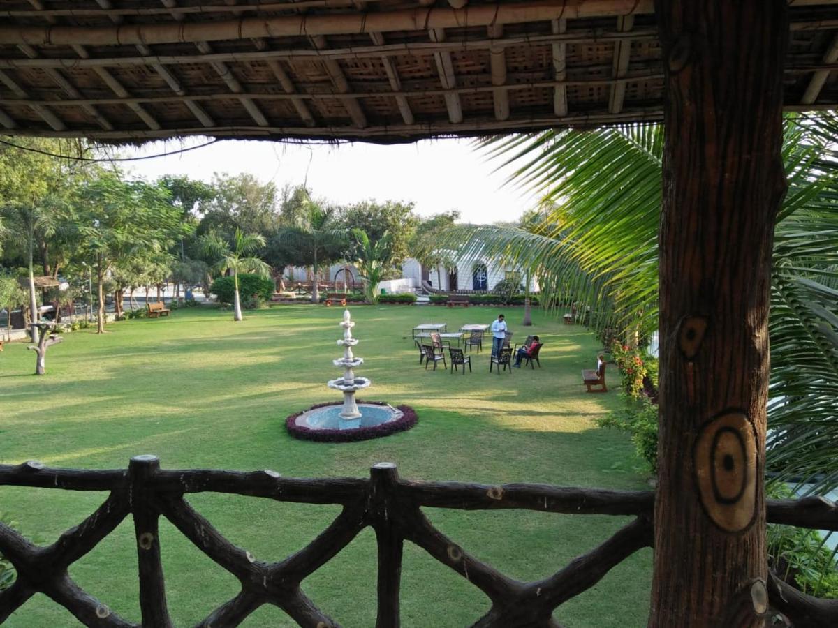 Royal Club&Resort Ahmedabad Exterior foto